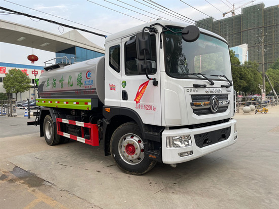 环卫车厂家——东风12方洒水车带30米雾炮准时发车